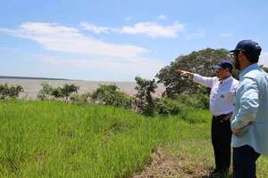 Recorren zona donde estaría futura planta solar flotante de Itaipú - Economía - ABC Color