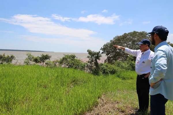 Recorren zona donde estaría futura planta solar flotante de Itaipú - Economía - ABC Color