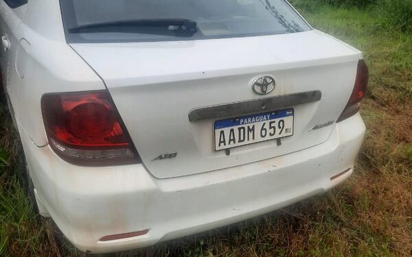 Hallan abandonado automóvil denunciado como robado