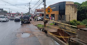 Diario HOY | Puente en Ñemby, a punto de desmoronarse por completo tras intensas lluvias