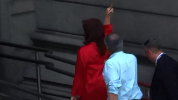 Cristina Fernández efectúa un gesto obsceno con la mano antes de la asunción de Milei