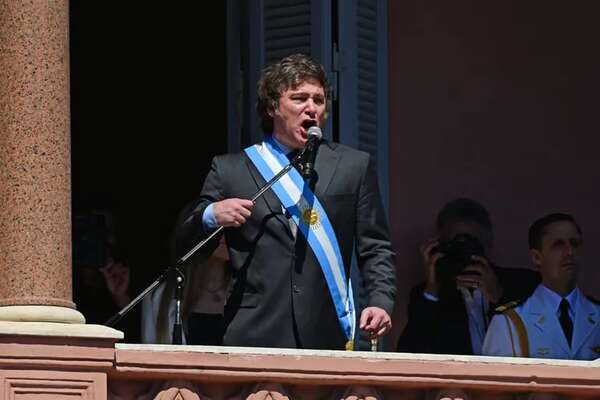 Milei saluda a sus seguidores cantando desde el balcón de la Casa Rosada - Mundo - ABC Color