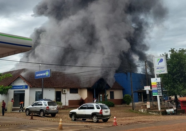 Diario HOY | Voraz incendio consumió conocido supermercado en Independencia