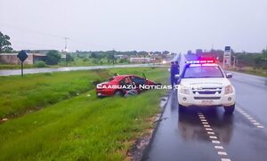 Diario HOY | Hijo de un intendente sufre vuelco de vehículo a causa de la pista mojada