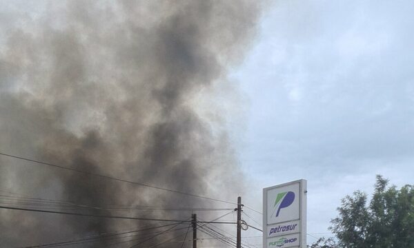 Bomberos logran controlar incendio de supermercado en Independencia
