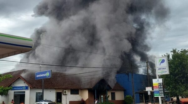 Voraz incendio consumió conocido supermercado en Independencia