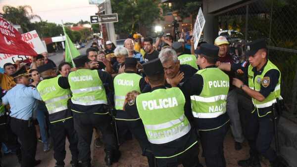 Fuerte custodio policial evita escrache a senador Dionisio Amarilla con incidentes