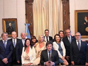 El primer decreto de Milei reduce a la mitad el número de ministerios