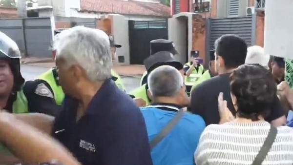 Superintendencia de Jubilaciones: Manifestantes intentan llegar a la residencia de Dionisio Amarilla