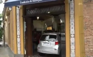 Diario HOY | Vehículo chocó y acabó dentro de una emblemática panadería de Asunción