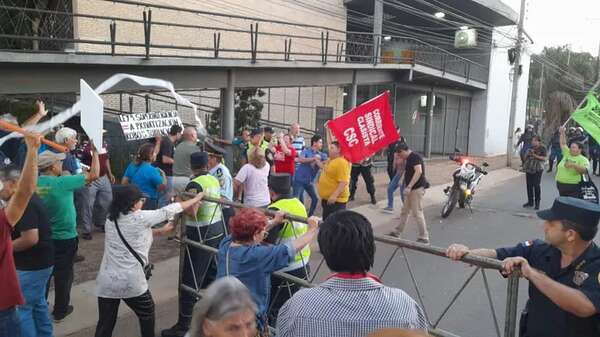 Incidentes en manifstación contra Dionisio Amarilla - Nacionales - ABC Color
