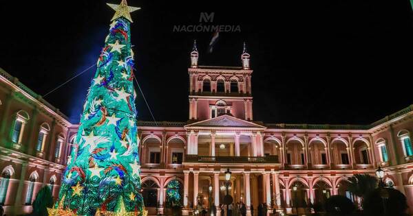 La Nación / Desde el Palacio de López ya ilumina el árbol que enciende la Navidad paraguaya