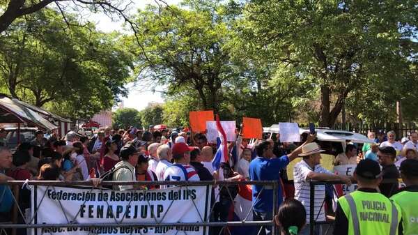 Hay que atender reclamo referente al IPS, pero ley sobre pensiones debe avanzar, opinan - Economía - ABC Color