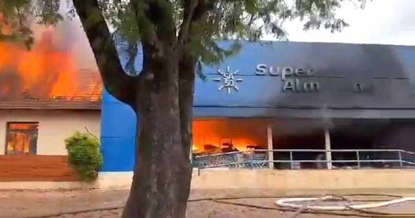 La Nación / Independencia: incendio consumió supermercado