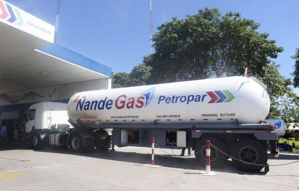 Presunto caso de ordeñe de combustible en Petropar