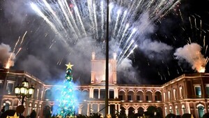 Encienden árbol navideño en el Palacio buscando dar brillo al centro histórico