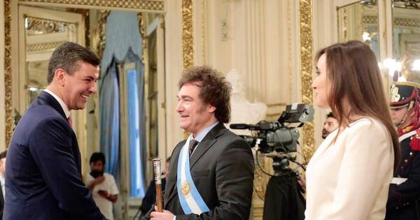 La Nación / Santiago Peña participó de la ceremonia de traspaso de mando