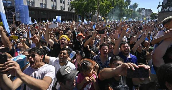 La Nación / “Que se pueda ver una luz”, dicen esperanzados seguidores de Milei