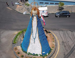 Virgen de botellas: Artista responde a quienes critican la escultura sin rostro - La Clave