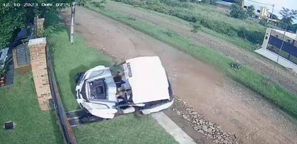 [VIDEO] ¿Qué pasó oluó? Volcaron con su UTV y "frenaron" por un portón