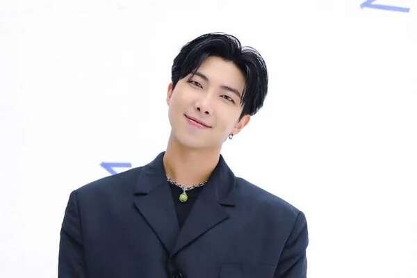 RM y V, de BTS, comienzan a realizar servicio militar obligatorio - Música - ABC Color