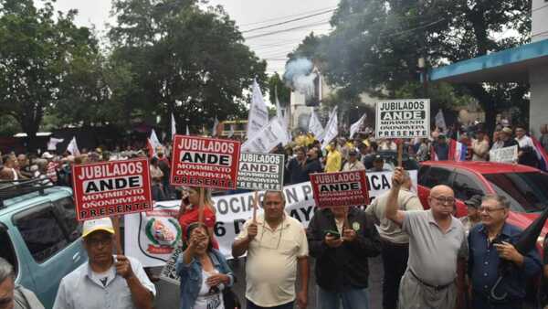 Jubilados quieren mediación de la Iglesia para resolver conflicto sobre ley de superintendencia