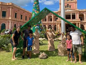 Pesebre de cerámica de tamaño real adorna el Palacio de Gobierno