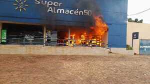 VORAZ INCENDIO HA CONSUMIDO UN CONOCIDO SUPERMERCADO EN EL DISTRITO DE INDEPENDENCIA.