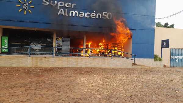 VORAZ INCENDIO HA CONSUMIDO UN CONOCIDO SUPERMERCADO EN EL DISTRITO DE INDEPENDENCIA.