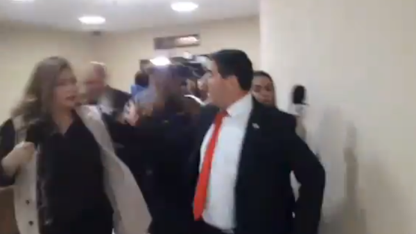 Video: Senador agrede a periodista para evadir consulta sobre Operación Dakovo