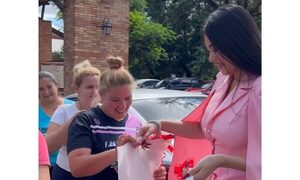 (VIDEO)Laurys Diva sorprendió a limpiadoras de su facultad