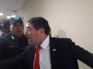 Senador Carlos Núñez empuja a periodista por consultarle si conoce a Dirisio · Radio Monumental 1080 AM