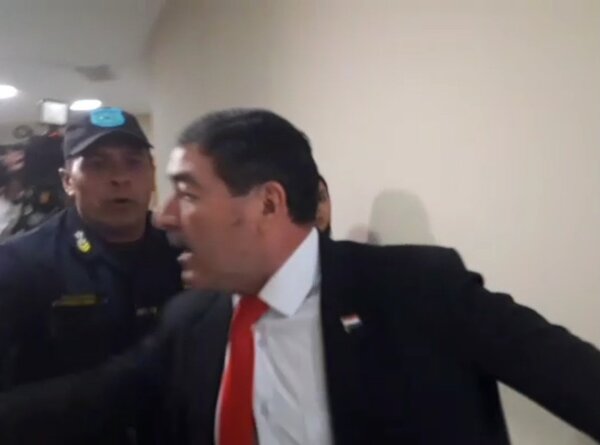 Senador Carlos Núñez empuja a periodista por consultarle si conoce a Dirisio · Radio Monumental 1080 AM