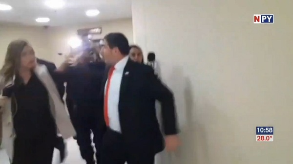 Senador agrede a una periodista para evitar responder sobre Operación Dakovo - Noticias Paraguay