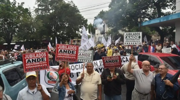 Jubilados buscan mediación de la Iglesia en conflicto por ley de Superintendencia