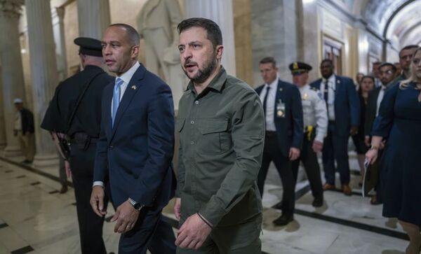 Zelensky llegó a Washington para tratar de convencer a militares y legisladores de aumentar la ayuda contra la invasión rusa - .::Agencia IP::.