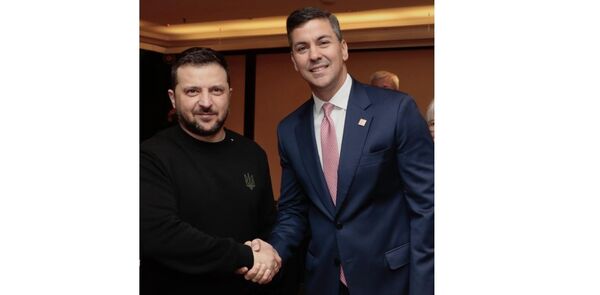 Santiago Pe帽a reafirma su apoyo a Ucrania en una reuni贸n con Zelenski en Buenos Aires - Revista PLUS