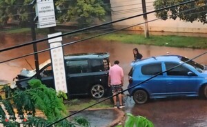 Buscan a identificar a conductor que destrozó salón comercial