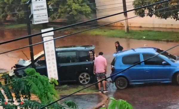 Buscan a identificar a conductor que destrozó salón comercial