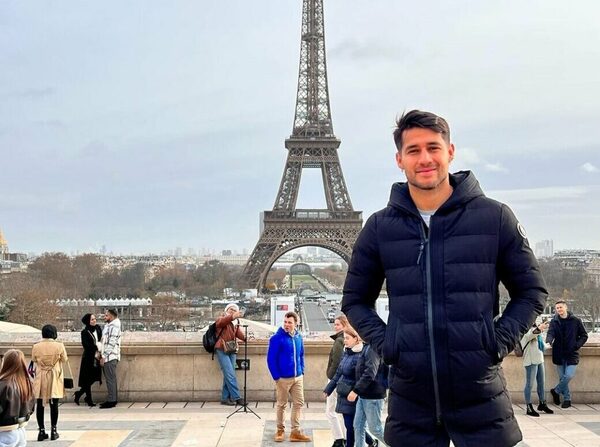 Versus / Iván 'Tito' Torres pasa las vacaciones en la "ciudad del amor"