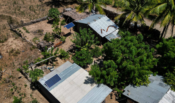 Una docena de pueblos de Oaxaca recuperan electricidad y servicios destruidos por huracán - MarketData