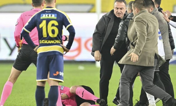 (VIDEO). ¡Vergonzoso! Presidente del Ankaragücü baja al terreno de juego para golpear al árbitro