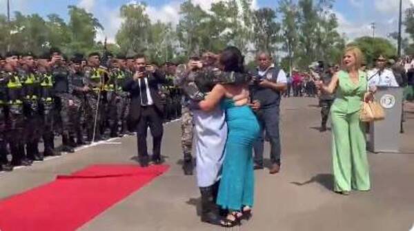 [VIDEO] En plena graduación apareció su mamá que llegó desde ashá