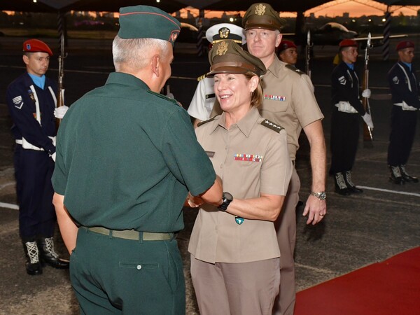 Se encuentra en Asunción la comandante del Comando Sur de los EE.UU.,Laura Richardson - La Tribuna