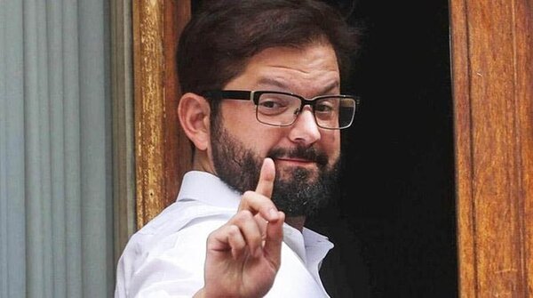 Boric apoya a presidente electo de Guatemala: "Democracia, siempre. Golpes, nunca"