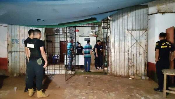 Detienen a director de Penal de CDE por alcahuetear farra de reos