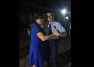 [VIDEO] Abuela memby: Alumno bailó el vals con su “lela” y emocionó a todos