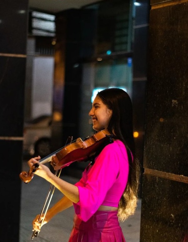 Conmovedora historia de joven que toca el violín en las calles para pagar sus estudios - trece