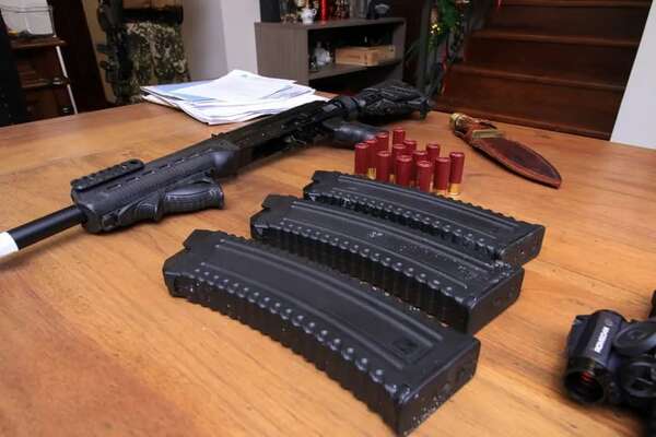 Dakovo: abren contenedor de firma investigada y hallan más armas - Policiales - ABC Color