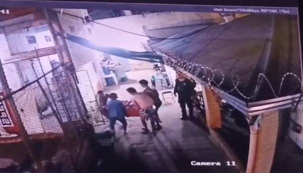 [VIDEO] ¡Increíble! Guardiacárceles pidieron ayuda a presos para descargar chupi y drogas en la cárcel
